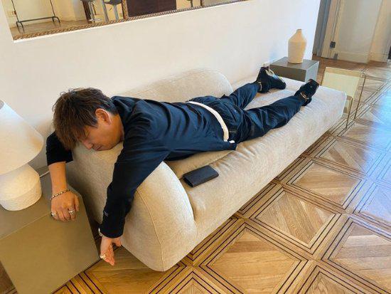 游戏新闻：《瘫坐酒店沙发的吉田直树》回归报道