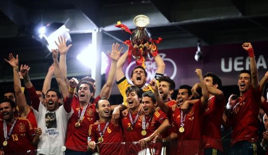 2012年欧洲杯决赛：西班牙以4-0战胜意大利，成功蝉联冠军。