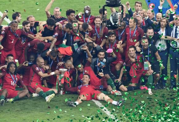 在2016年法国欧洲杯上，由于C罗受伤退出比赛，葡萄牙在加时赛中战胜对手，成功夺得冠军。